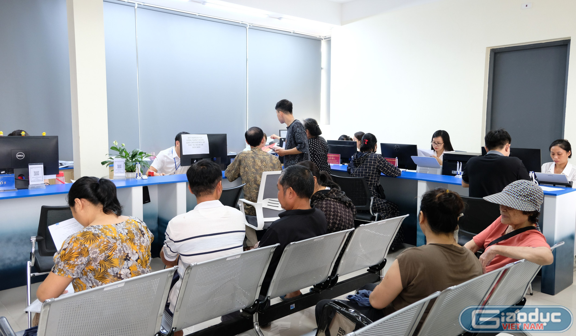 Không khí làm việc nghiêm túc tại Trung tâm phục vụ hành chính công xã Thanh Trì. gdvn-toan-canh.jpg