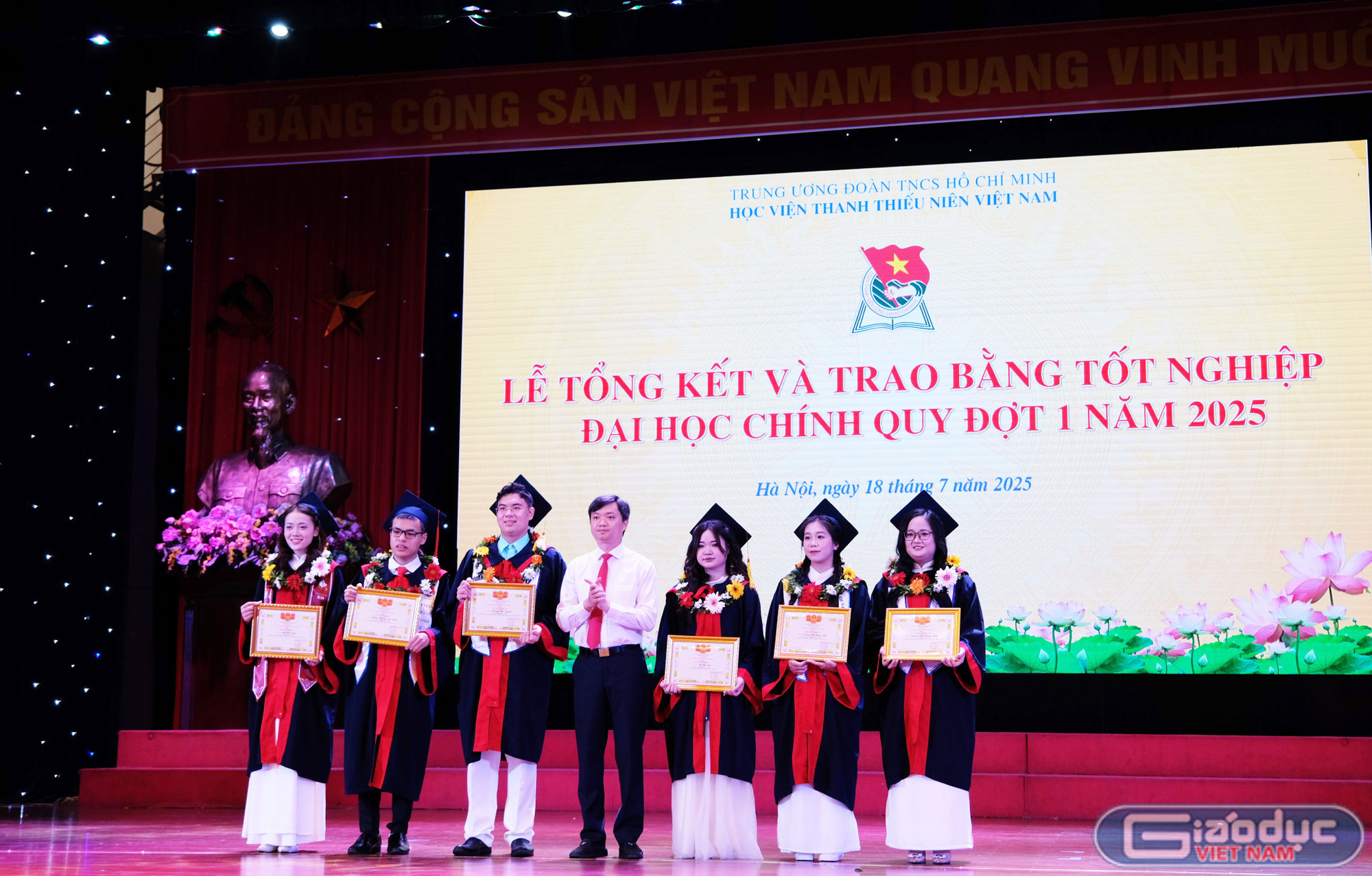 Tiến sĩ Nguyễn Minh Triết - Phó Bí thư thường trực Đảng uỷ, Bí thư Ban chấp hành Trung ương Đoàn; Chủ tịch Trung ương Hội Sinh viên Việt Nam, trao tặng bằng khen vinh danh thủ khoa đầu ra các ngành của Học viện Thanh thiếu niên Việt Nam. gdvn-a-triet-1029.jpg