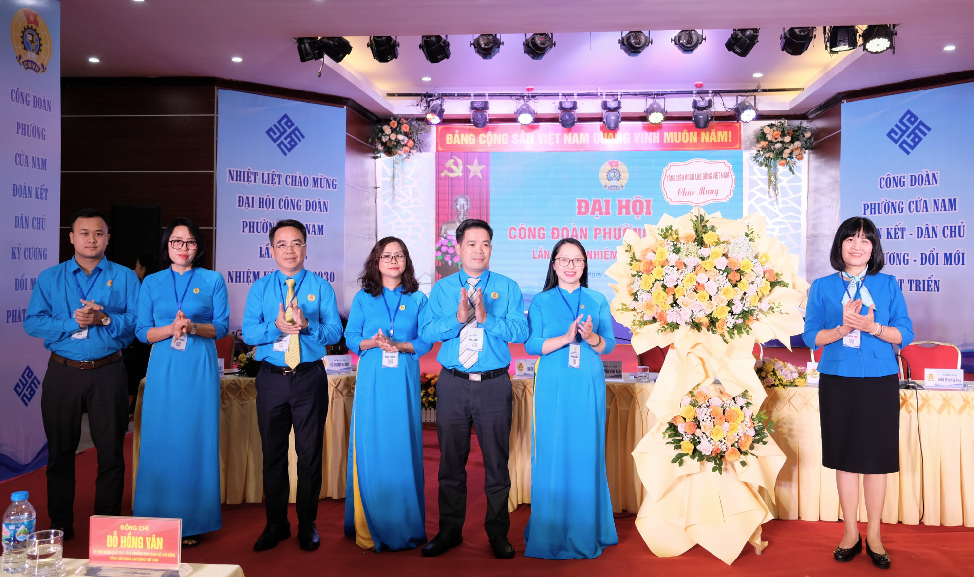 Bà Đỗ Hồng Vân - Ủy viên Đoàn Chủ tịch, Phó Trưởng Ban Quan hệ Lao động, Tổng Liên đoàn Lao động Việt Nam tặng hoa chúc mừng Đại hội. dscf1224.jpg