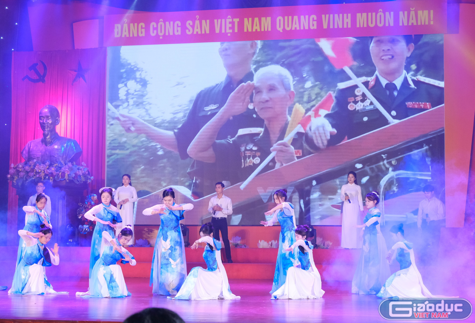 Tân sinh viên được hòa chung trong bầu không khí của tuổi trẻ sôi nổi. gdvn-vngd.jpg