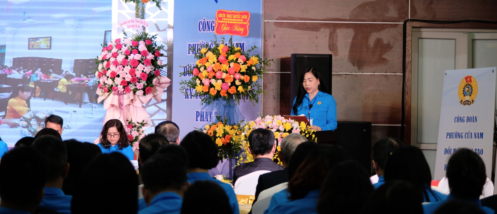 Cô Trần Thị Phương Thảo - Chủ tịch Công đoàn Trường Trung học cơ sở Trưng Vương trình bày tham luận "Công đoàn khối giáo dục đẩy mạnh tuyên truyền, học tập và làm theo tư tưởng, đạo đức, phong cách Hồ Chí Minh, gắn với giáo dục lịch sử địa phương trong khối giáo dục". dscf1308.jpg