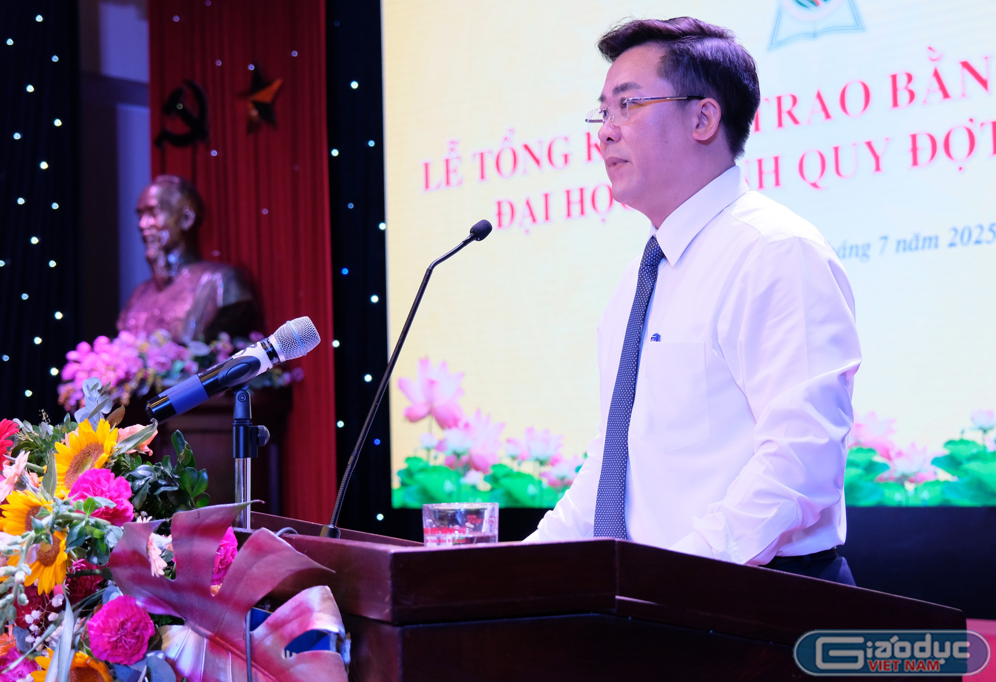 Tiến sĩ Hoàng Minh Tuấn - Phó Giám đốc phụ trách Học viện Thanh thiếu niên Việt Nam gửi gắm nhiều tâm tư đến các tân cử nhân. gdvn-pgd.jpg