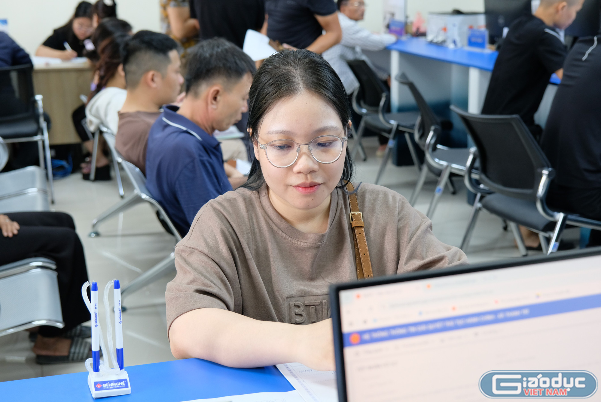 Chị Phạm Hồng Hạnh cảm thấy hài lòng vì các thủ tục hành chính được giải quyết nhanh, gọn. gdvn-hanh.jpg