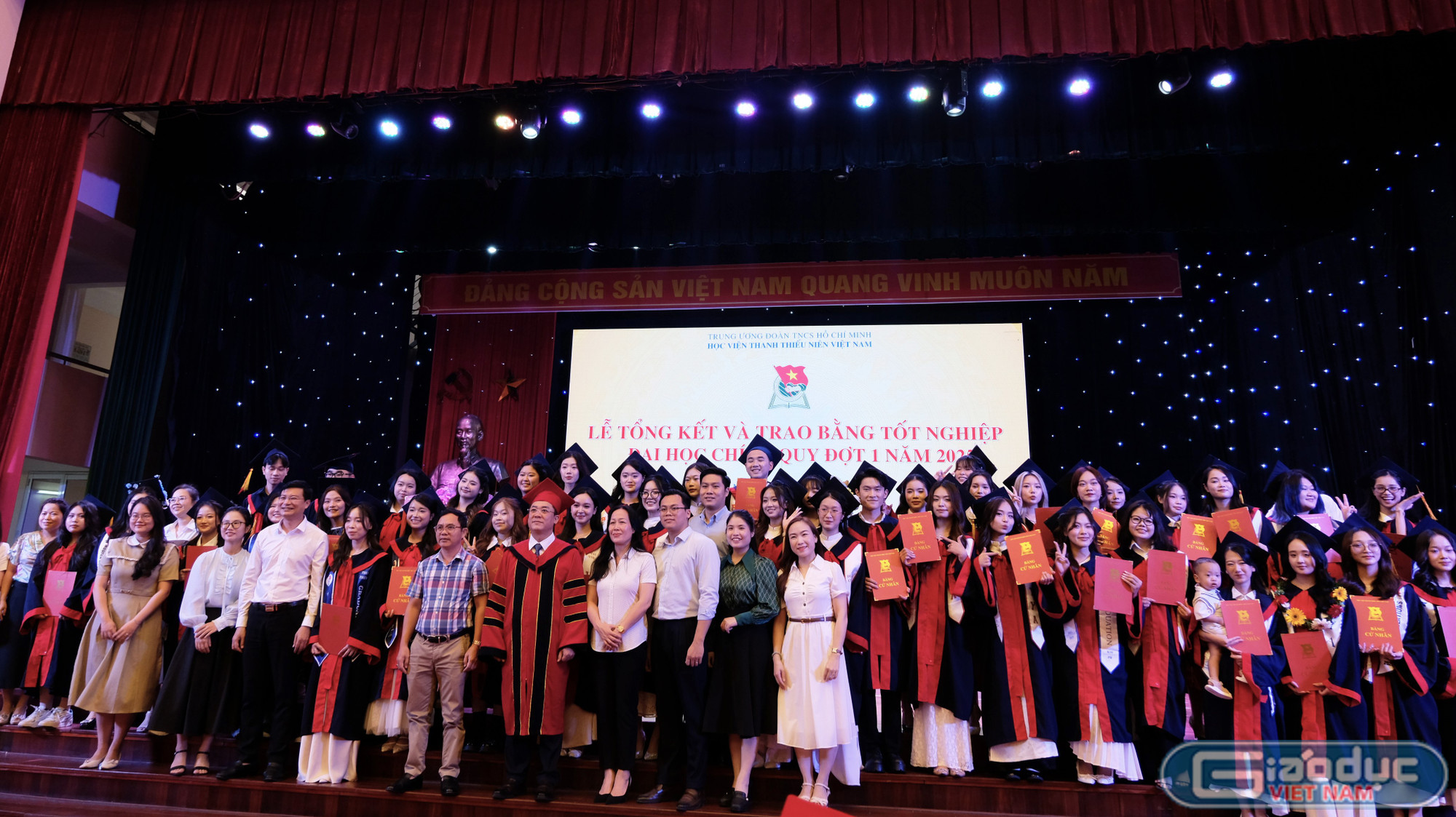 Tấm bằng tốt nghiệp đại học là thành quả ngọt ngào sau 4 năm nỗ lực học tập, rèn luyện của các em sinh viên. gdvn-th-tuan-trao.jpg