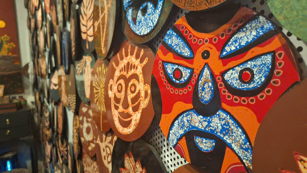 Hà Nội: Du khách nước ngoài thích thú trải nghiệm làm tranh sơn mài Hạ Thái  | Giáo dục Việt Nam