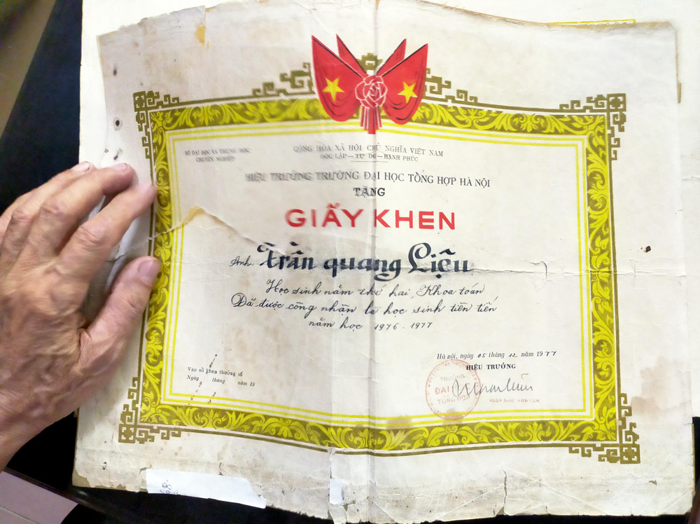 Chiếc giấy khen từ ngày học đại học được thầy Liệu cất giữ như một báu vật. (Ảnh: Ngân Chi).