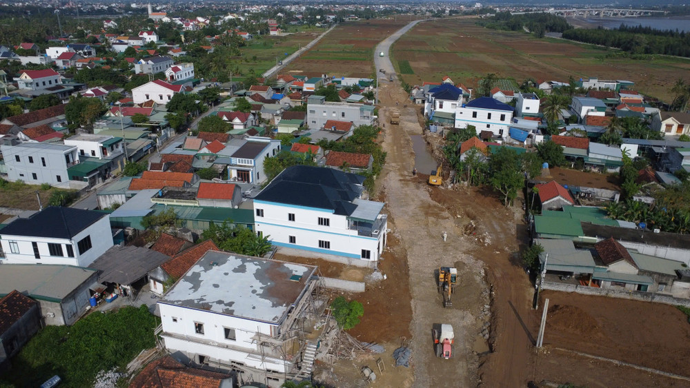 Một đoạn khác trên tuyến đường ven biển qua địa phận xã Quỳnh Thọ (huyện Quỳnh Lưu) mới được thực hiện giải phóng mặt bằng GDVN_12.jpg