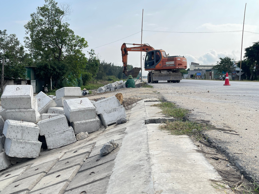 Những đoạn đã hoàn thiện phần mặt đường sẽ được công nhân thi công phần lan can GDVN_20.jpg