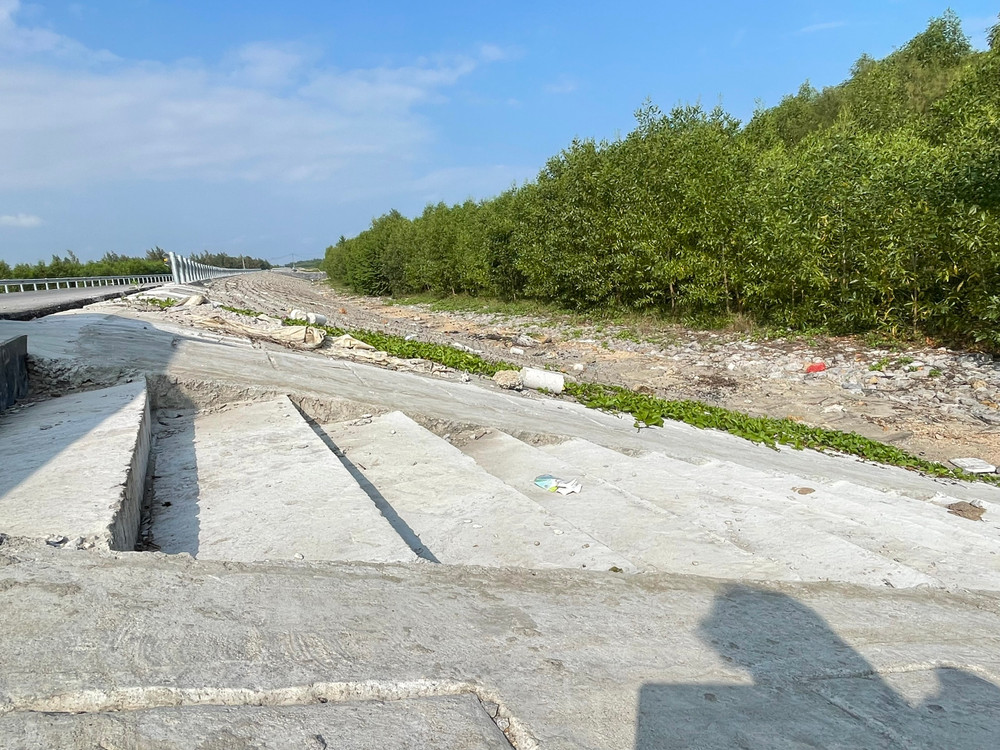 Những đoạn sát biển sẽ được thi công kè chắn sóng và có bậc thang tại một số vị trí để tạo thuận lợi cho việc đi lại của người dân GDVN_18.jpg