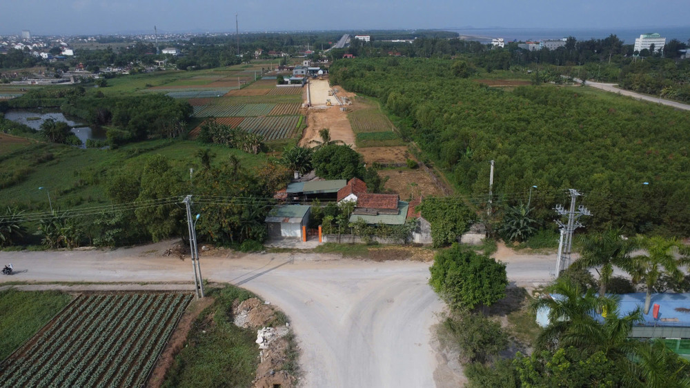 Một số khu vực đang gặp vướng, chưa giải phóng được mặt bằng để thực hiện việc lưu thông. Trong ảnh là đoạn chạy qua địa phận xã Diễn Thành, huyện Diễn Châu GDVN_4.jpg