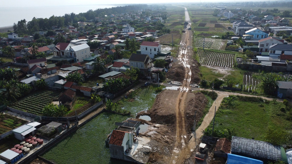 Sau khi có mặt bằng, các đơn vị thi công khẩn trương thực hiện việc san lấp GDVN_14.jpg