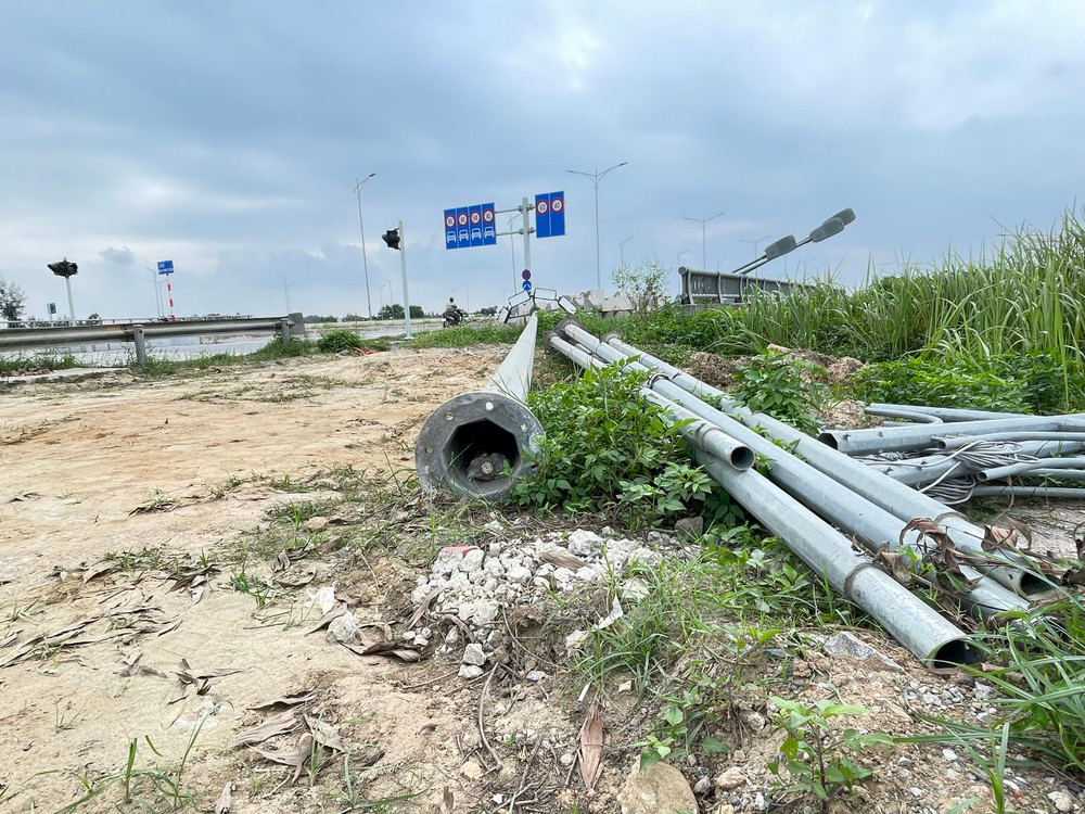 Trụ đèn chiếu sáng chờ được lắp đặt GDVN_16.jpg