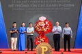 Lãnh đạo Học viện Công nghệ Bưu chính Viễn thông tặng hoa chúc mừng