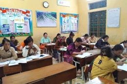 Lớp học xóa mù chữ của thầy cô Trường dân tộc bán trú TH và THCS Xà Hồ
