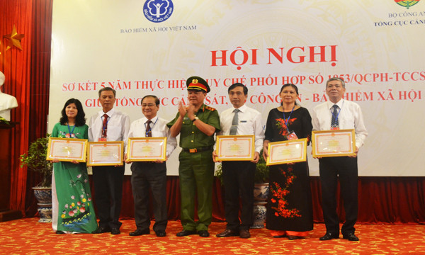 Tổng cục Cảnh sát khen thưởng các tập thể, cá nhân thuộc ngành Bảo hiểm xã hội. Tổng cục Cảnh sát khen thưởng các tập thể, cá nhân thuộc ngành Bảo hiểm xã hội.