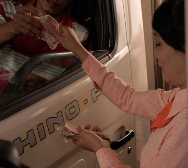 Lái xe trả bằng tiền 500 đồng để phản đối mức phí cao và vị trí đặt trạm thu phí BOT Cai Lậy (tỉnh Tiền Giang). ảnh: Tiền phong. Lái xe trả bằng tiền 500 đồng để phản đối mức phí cao và vị trí đặt trạm thu phí BOT Cai Lậy (tỉnh Tiền Giang). ảnh: Tiền phong.