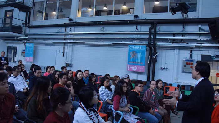 Bộ trưởng Phùng Xuân Nhạ nói chuyện với các sinh viên Việt Nam đang theo học tại Phần Lan.