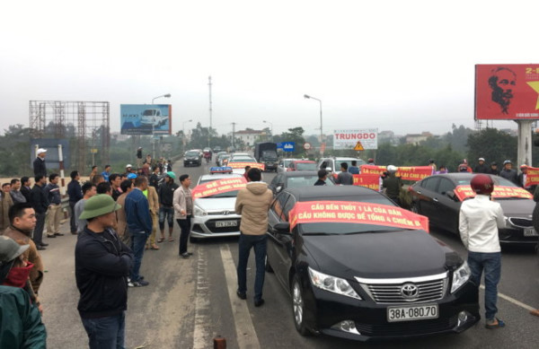 Năm 2016, nhiều người dân đã phản đối vị trí đặt trạm thu phí Bến Thủy (Nghệ An). ảnh: vov. Năm 2016, nhiều người dân đã phản đối vị trí đặt trạm thu phí Bến Thủy (Nghệ An). ảnh: vov.