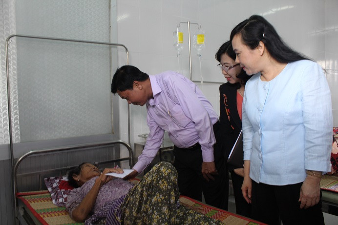 Bộ trưởng cùng đoàn công tác tới thăm hỏi động viên bệnh nhân đang điều trị tại Bệnh viện Đa khoa tỉnh Long An. Bộ trưởng cùng đoàn công tác tới thăm hỏi động viên bệnh nhân đang điều trị tại Bệnh viện Đa khoa tỉnh Long An.