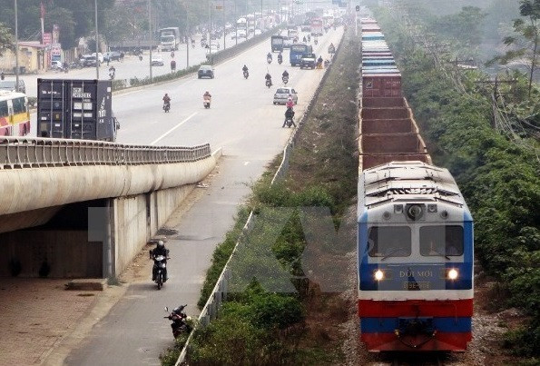 Đường sắt đã quá lạc hậu nên ngày càng bị sụt giảm doanh thu. ảnh: TTXVN.