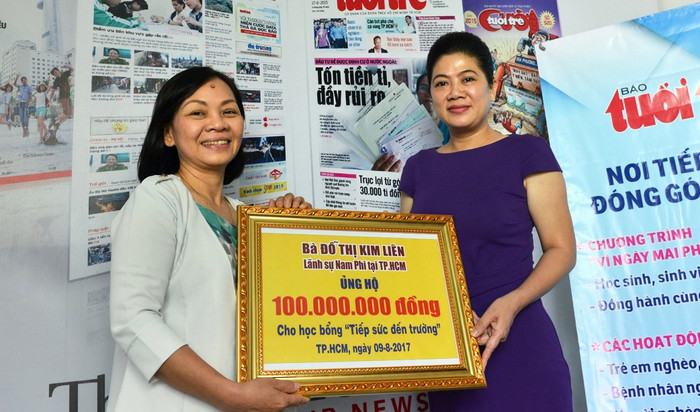 Lãnh sự Nam Phi tại Thành phố Hồ Chí Minh (phải) trao 200 triệu đồng học bổng cho sinh viên nghèo, hỗ trợ bà con vùng lũ Yên Bái, Sơn La. ảnh:Tr.T. Lãnh sự Nam Phi tại Thành phố Hồ Chí Minh (phải) trao 200 triệu đồng học bổng cho sinh viên nghèo, hỗ trợ bà con vùng lũ Yên Bái, Sơn La. ảnh:Tr.T.