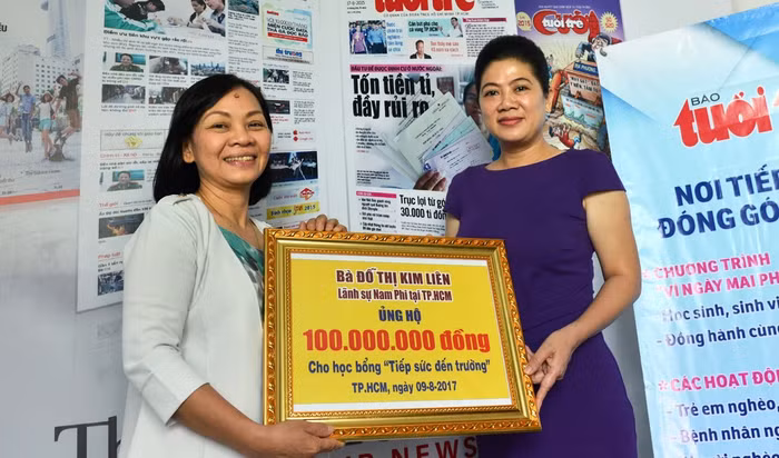 Lãnh sự Nam Phi tại Thành phố Hồ Chí Minh (phải) trao 200 triệu đồng học bổng cho sinh viên nghèo, hỗ trợ bà con vùng lũ Yên Bái, Sơn La. ảnh:Tr.T. Lãnh sự Nam Phi tại Thành phố Hồ Chí Minh (phải) trao 200 triệu đồng học bổng cho sinh viên nghèo, hỗ trợ bà con vùng lũ Yên Bái, Sơn La. ảnh:Tr.T.