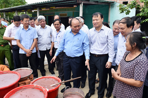 Thủ tướng trực tiếp thăm cơ sở sản xuất của người dân. ảnh: VGP. Thủ tướng trực tiếp thăm cơ sở sản xuất của người dân. ảnh: VGP.