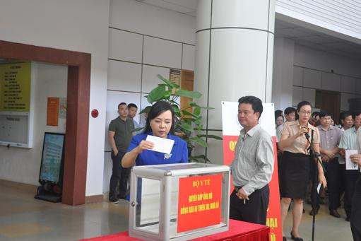 Bộ Y tế quyên góp ủng hộ đồng bào các tỉnh Tây Bắc bị thiệt hại do mưa lũ. Bộ Y tế quyên góp ủng hộ đồng bào các tỉnh Tây Bắc bị thiệt hại do mưa lũ.