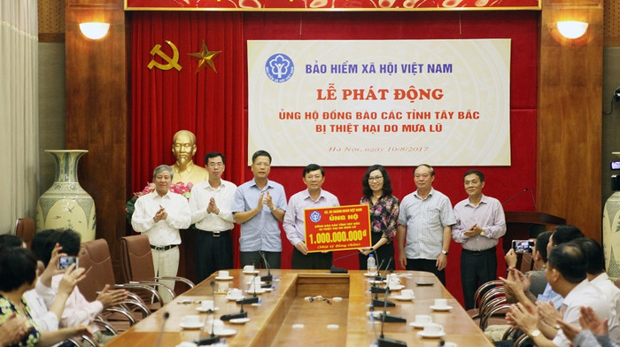 Bảo hiểm xã hội Việt Nam ủng hộ đồng bào bị lũ lụt các tỉnh Tây Bắc 1 tỷ đồng. Bảo hiểm xã hội Việt Nam ủng hộ đồng bào bị lũ lụt các tỉnh Tây Bắc 1 tỷ đồng.