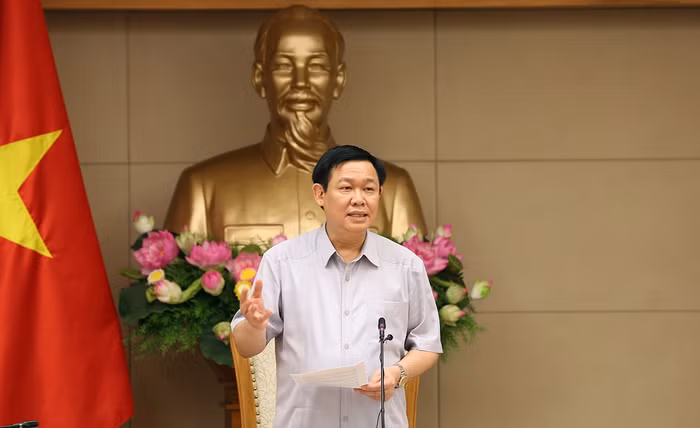 Phó Thủ tướng Vương Đình Huệ: “Có việc địa phương chỉ giải ngân công trình có vài tỷ đồng mà phải trình tới cấp Bộ quản lý thẩm định thì không thể được”. ảnh: VGP.