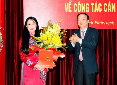 Ông Tô Huy Rứa trao quyết định của Bộ Chính trị cho bà Hoàng Thị Thúy Lan. ảnh: Báo Vĩnh Phúc.