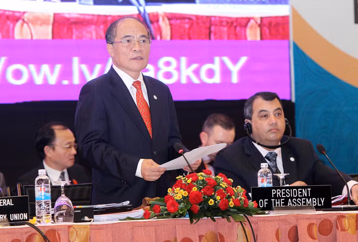 Chủ tịch IPU - 132 Nguyễn Sinh Hùng điều hành phiên họp ngày 29/3. ảnh: VGP.