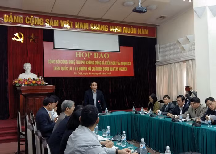 Thứ trưởng Nguyễn Hồng Trường thông tin về công nghệ thu phí tự động sáng ngày 10/3. ảnh: Ngọc Quang.