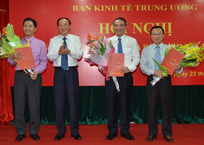 Ông Tô Huy Rứa trao quyết định bổ nhiệm Phó Trưởng Ban kinh tế Trung ương. ảnh: Thanh Liêm. Ông Tô Huy Rứa trao quyết định bổ nhiệm Phó Trưởng Ban kinh tế Trung ương. ảnh: Thanh Liêm.