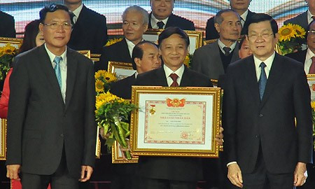 Nhà giáo Lưu Xuân Giới, người xung phong lên xã vùng cao Minh Cầm, huyện miền núi Ba Chẽ (tỉnh Quảng Ninh) được phong tặng danh hiệu Nhà giáo nhân dân năm 2014. ảnh: vnn.