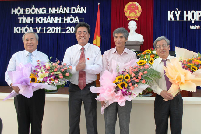 Ông Lê Xuân Thân (bìa phải) - Phó chủ tịch UBND tỉnh đảm nhiệm chức vụ mới là Phó Chủ tịch HĐND tỉnh Khánh Hòa; ông Đào Công Thiên (bìa trái) Bí thư huyện ủy Cam Lâm được bầu giữ chức vụ phó chủ tịch UBND tỉnh Khánh Hòa khóa V. ảnh: LĐO.