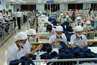 Dõ doanh nghiệp phải trả thêm tiền cho người lao động nếu chậm trả lương quá 15 ngày. ảnh: NT.