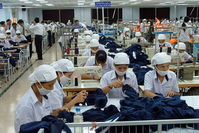 Dõ doanh nghiệp phải trả thêm tiền cho người lao động nếu chậm trả lương quá 15 ngày. ảnh: NT.