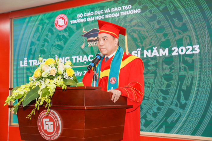 Phó Giáo sư, Tiến sĩ Bùi Anh Tuấn – Hiệu trưởng Trường Đại học Ngoại thương phát biểu tại buổi lễ. Phó Giáo sư, Tiến sĩ Bùi Anh Tuấn – Hiệu trưởng Trường Đại học Ngoại thương phát biểu tại buổi lễ.