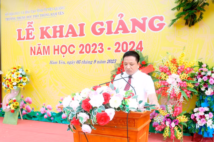 Thầy Nguyễn Văn Hanh - Hiệu trưởng Trường Trung học phổ thông Hàm Yên. Ảnh: Nhân vật cung cấp. Thầy Nguyễn Văn Hanh - Hiệu trưởng Trường Trung học phổ thông Hàm Yên. Ảnh: Nhân vật cung cấp.