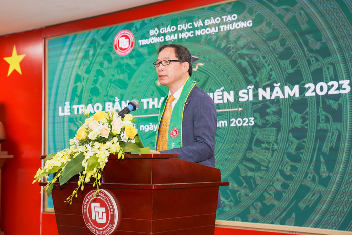 Phó Giáo sư, Tiến sĩ Tăng Văn Nghĩa – Trưởng Khoa Sau đại học phát biểu trong Lễ Trao bằng thạc sĩ, tiến sĩ năm 2023 Trường Đại học Ngoại thương. Phó Giáo sư, Tiến sĩ Tăng Văn Nghĩa – Trưởng Khoa Sau đại học phát biểu trong Lễ Trao bằng thạc sĩ, tiến sĩ năm 2023 Trường Đại học Ngoại thương.