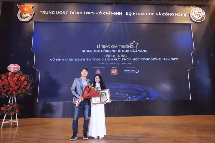 Hà nhận phần thưởng Nữ sinh tiêu biểu trong lĩnh vực Khoa học Công nghệ năm 2021. (Ảnh: NVCC).