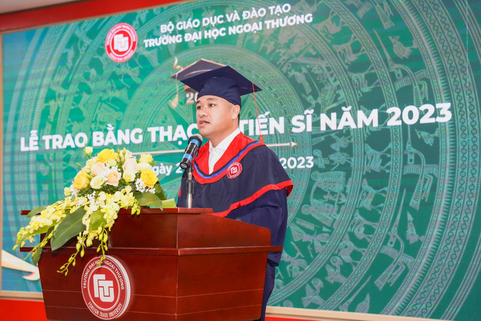 Tân Thạc sĩ Lê Quốc Văn - Phó Viện trưởng Viện Thiết kế tàu quân sự, Bộ Quốc phòng chia sẻ tại buổi lễ. Tân Thạc sĩ Lê Quốc Văn - Phó Viện trưởng Viện Thiết kế tàu quân sự, Bộ Quốc phòng chia sẻ tại buổi lễ.