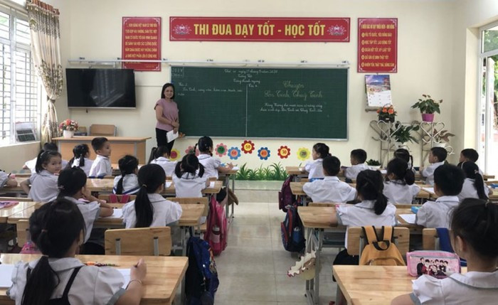 Giáo viên và học sinh trường Tiểu học Yên Lạc, tỉnh Hoà Bình. (Ảnh: Báo Hoà Bình). Giáo viên và học sinh trường Tiểu học Yên Lạc, tỉnh Hoà Bình. (Ảnh: Báo Hoà Bình).