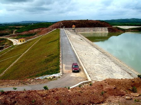 Dự án hồ chứa nước Sông Móng (Bình Thuận) là một ví dụ điển hình về tình trạng đầu tư dàn trải, hiệu quả không cao. Ảnh, nguồn internet. Dự án hồ chứa nước Sông Móng (Bình Thuận) là một ví dụ điển hình về tình trạng đầu tư dàn trải, hiệu quả không cao. Ảnh, nguồn internet.