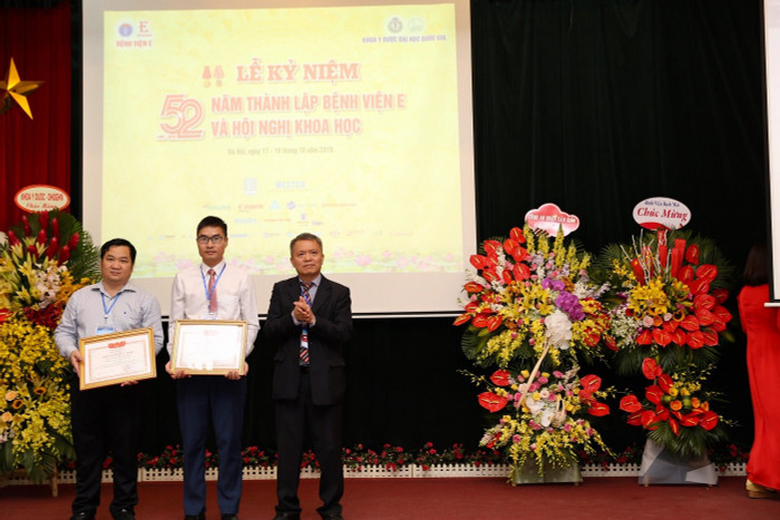 Giáo sư - Tiến sĩ Lê Ngọc Thành - Giám đốc Bệnh viện E kiêm Chủ tịch Hội Phẫu thuật tim mạch và lồng ngực Việt Nam trao bằng khen cho cá nhân và tập thể. ảnh: TX. Giáo sư - Tiến sĩ Lê Ngọc Thành - Giám đốc Bệnh viện E kiêm Chủ tịch Hội Phẫu thuật tim mạch và lồng ngực Việt Nam trao bằng khen cho cá nhân và tập thể. ảnh: TX.