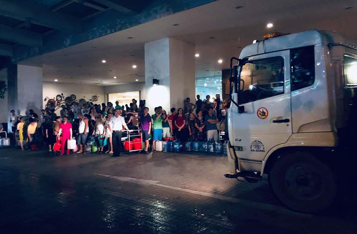 Ở nhiều khu vực, người dân phải xếp hàng để được nhận nước miễn phí mang về ăn, uống. Cơ quan chức năng khuyến cáo ở thời điểm hiện tại, người dân chỉ nên dùng nước từ Nhà máy nước mặt sông Đà để tắm, giặt. Ở nhiều khu vực, người dân phải xếp hàng để được nhận nước miễn phí mang về ăn, uống. Cơ quan chức năng khuyến cáo ở thời điểm hiện tại, người dân chỉ nên dùng nước từ Nhà máy nước mặt sông Đà để tắm, giặt.