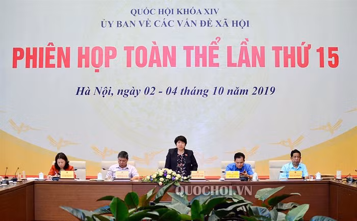 Ủy ban Về các vấn đề Xã hội thẩm tra báo cáo của Chính phủ về việc thực hiện nghị quyết 68 /2013/QH13 đẩy mạnh chính sách, pháp luật về Bảo hiểm y tế, tiến tới Bảo hiểm y tế toàn dân.