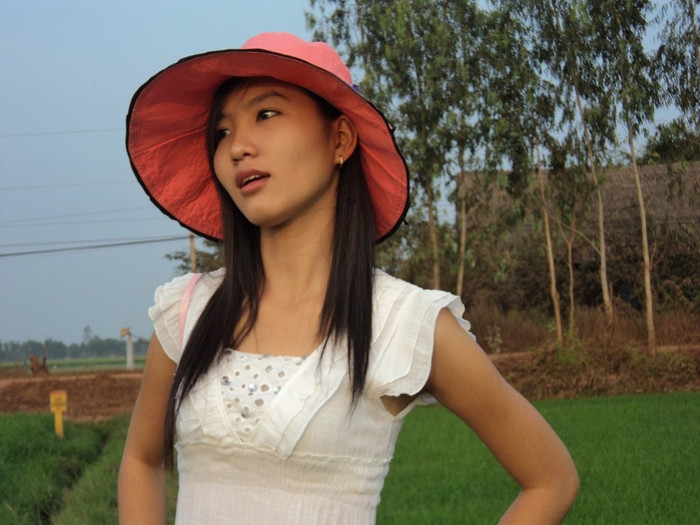 Diễm là người dịu dàng, dễ thương, nhí nhảnh pha chút nghịch. Diễm là người dịu dàng, dễ thương, nhí nhảnh pha chút nghịch.