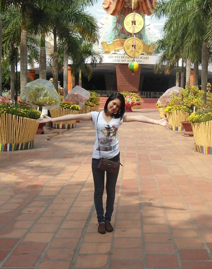 " Sống sao cho khi chết đi không phải hối tiếc với những gì mình đã làm" - đó chính là phương châm sống của Linh. " Sống sao cho khi chết đi không phải hối tiếc với những gì mình đã làm" - đó chính là phương châm sống của Linh.